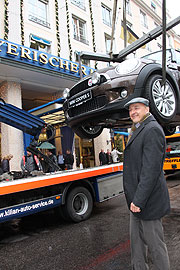 Rudolf Leberfing, Leiter von MINI München, brachte den MINI für die Blue Spa Eis Bar am 1.12.2009 persönlich vorbei(Foto: MartiN Schmitz)